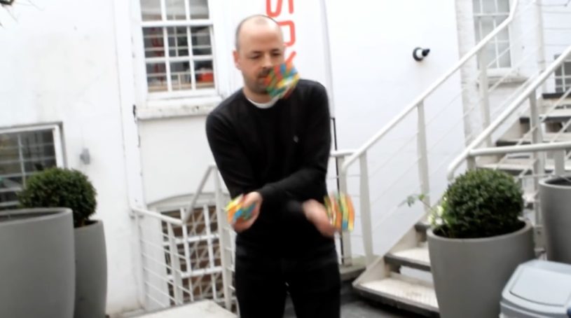 どうなってるのこれ？３つのルービックキューブをジャグリングしながらそろえる男