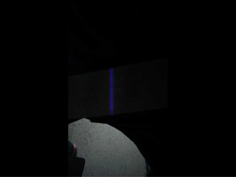 ガムテープを力いっぱいはがすと光るというので試した結果が話題に