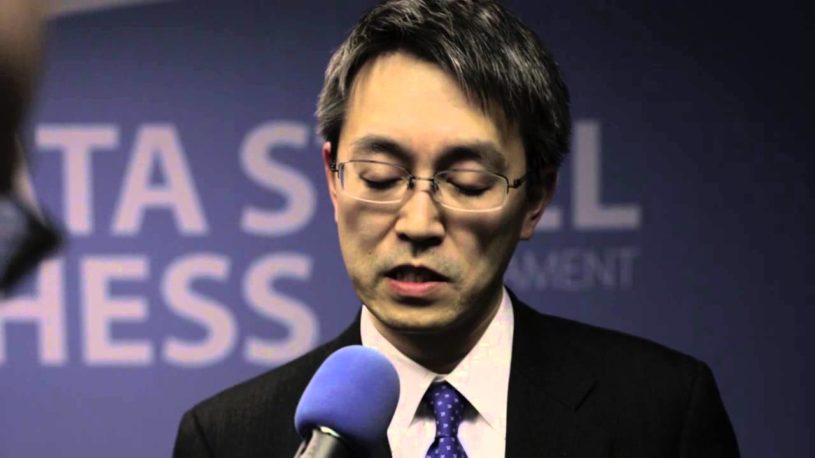 羽生善治名人は、海外に行く時に将棋について聞かれること多いので英語で喋れたほうが良いと考え20歳を超えてから英語を勉強。現在タイトルホルダーで英語もペラペラ