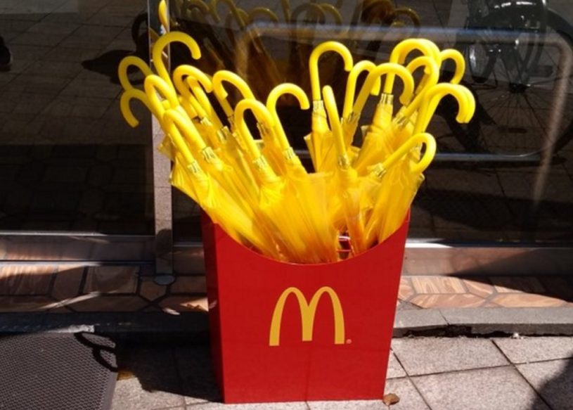マックで見かけた傘立てがマックポテトみたいだと話題に