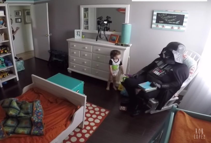 お父さんがダース・ベイダーに変装して息子を驚かせる様子