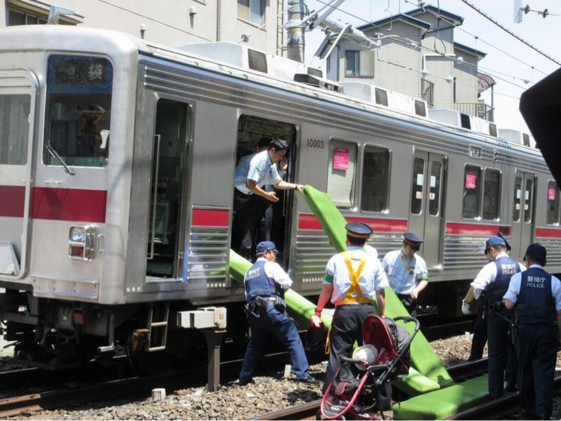 東武東上線が脱線、乗客はこうやって降ろさせてもらうんですね