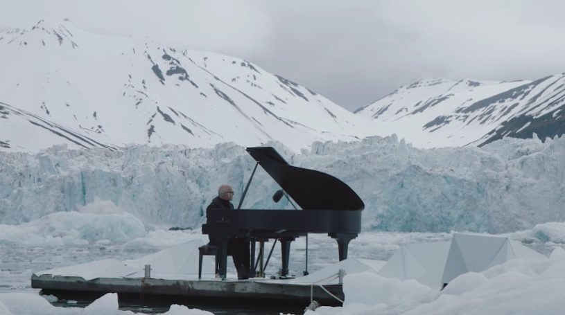 北極海に浮かぶ氷の上でピアノを演奏。とても美しい映像と音楽