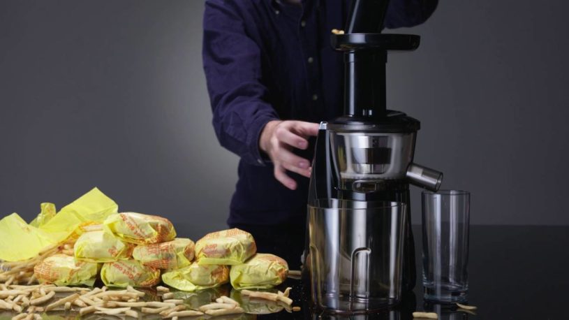 マクドナルドのハンバーガーやポテトやジュースをミキサーで混ぜてドリンクにした結果・・・