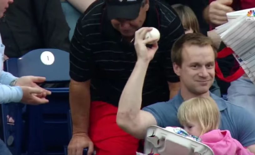 ファールボールを赤ちゃんを抱えたお父さんが片手でキャッチ！ナイスキャッチすぎるお父さんが話題に