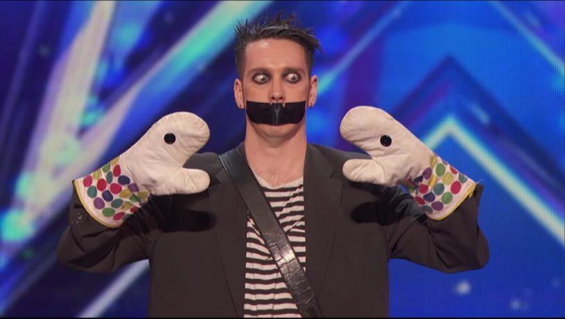 アメリカの人気オーディション番組で口をテープでふさいだ男のパフォーマンスが大人気に