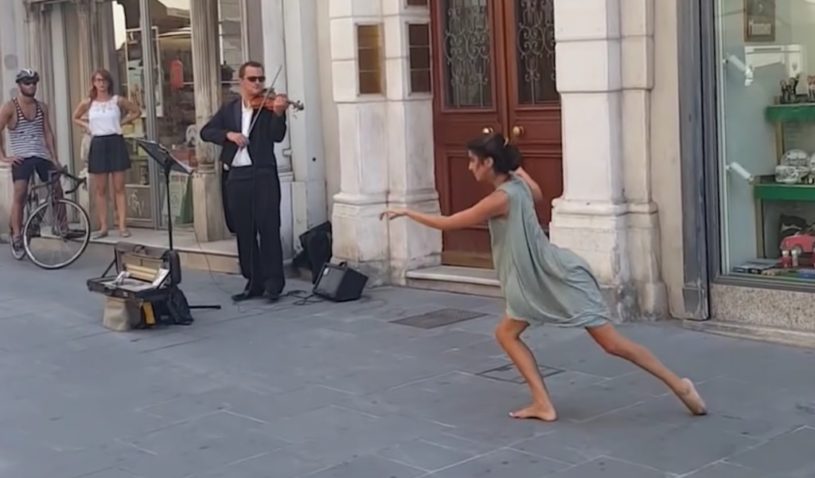 お父さんにストリートミュージシャンと踊ってみなよと！言われた娘がしぶしぶ踊ったダンスが素敵すぎた