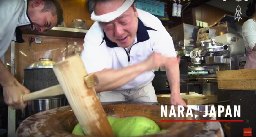 １秒間に３回叩く超高速な餅つきインタビュー動画が海外で話題に