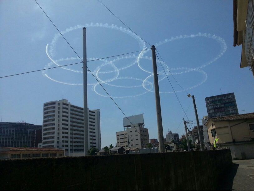 空を見上げたらブルーインパルスが円を描いてたと話題に これは何？