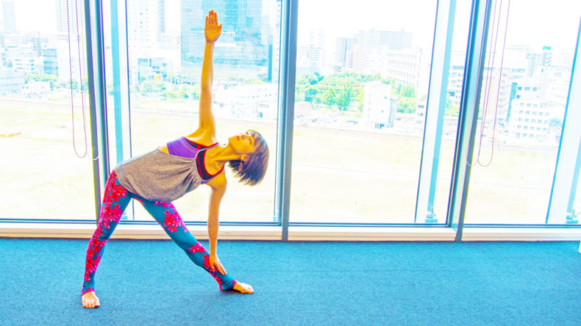 背中とお腹の脂肪を同時に落とすヨガダイエットねじり三角のポーズ