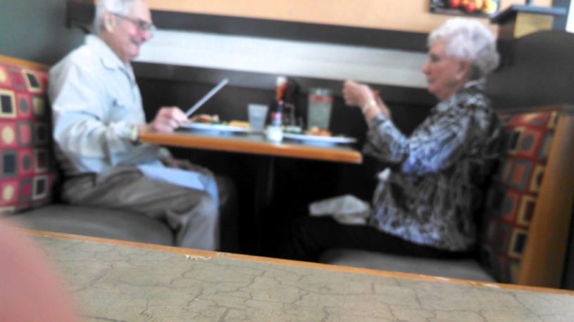 【素敵な夫婦】おじいちゃんとおばあちゃんがストローを使って遊んでいる姿がとても和むｗｗｗ