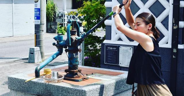 井戸で水を注ぐ嫁