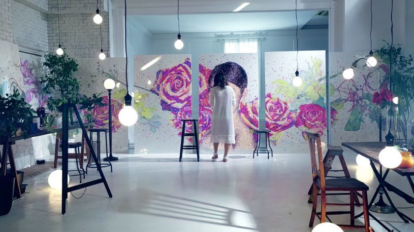 マスキング丸シールのみで描いた14mの巨大高畑充希が新宿に登場