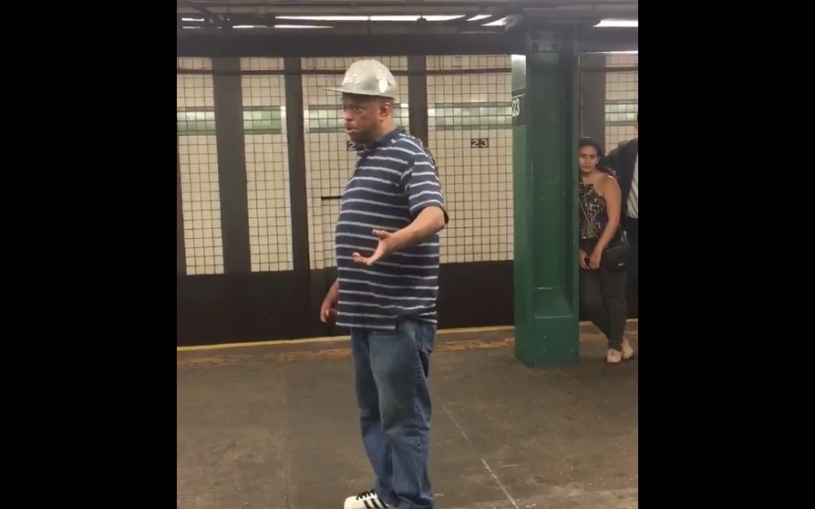 このおじさん只者じゃない！地下鉄でものすごくソウルフルに歌うおじさん