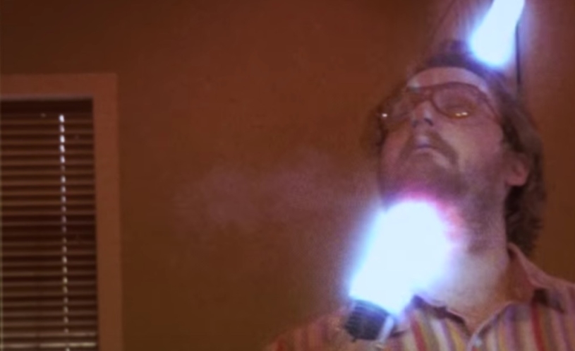 スターウォーズファンが作ったライトセーバーの安全な使い方