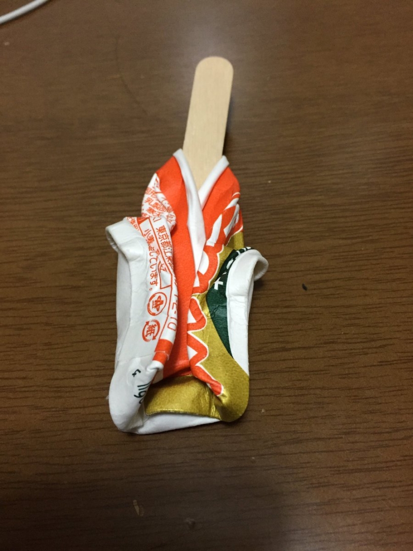 アイスを食べたあとカップ潰したら雅な人現れたと話題