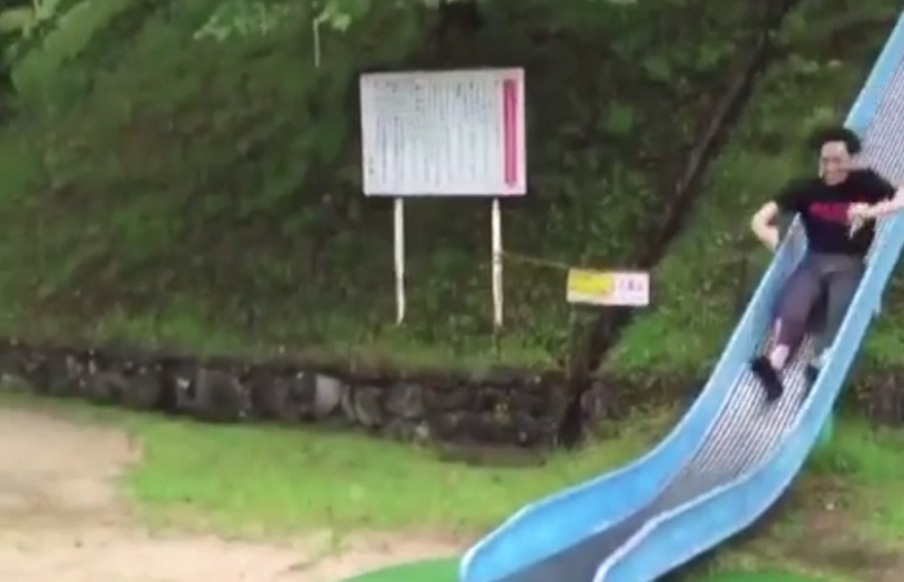 【大人の滑り台】雨の日に滑り台やると滑りすぎｗｗｗｗ