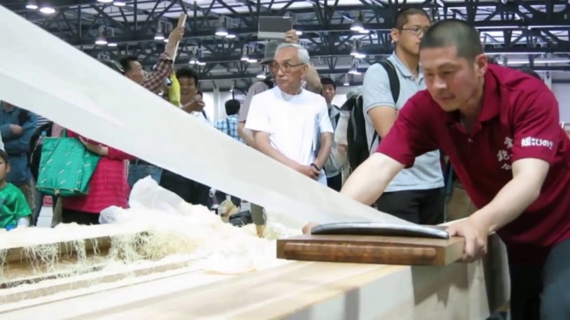 ものすごい薄く削る鉋に世界中の人がびっくりしている！