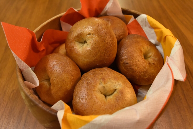 外はパリッ！中はしっとり！ピカピカつやつやの全粒粉のベーグルのレシピ