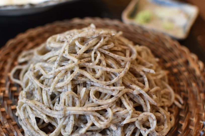 「新蕎麦の季節」の張り紙を見て蕎麦屋へ