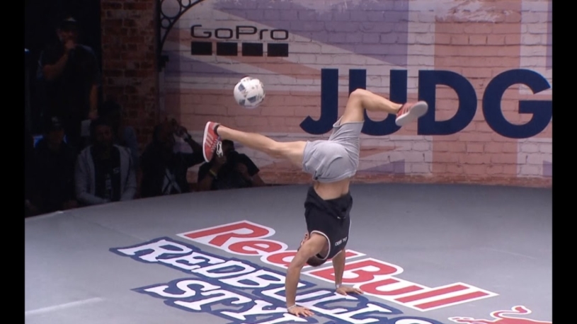 レッドブル主催のリフティング競う大会の決勝戦に日本人が出場