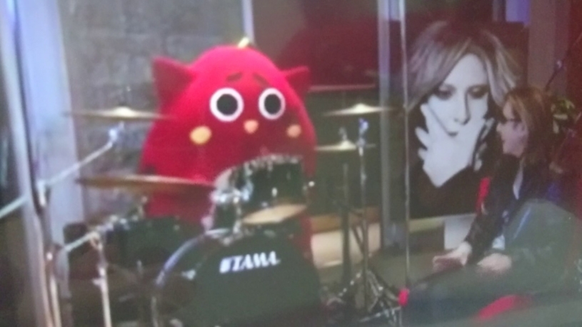 きぐるみのにゃんごすたーYOSHIKIの前で華麗なドラムさばき