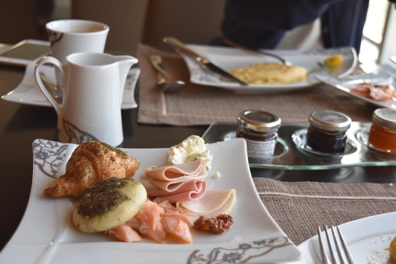 朝食、ティータイム、夜は、ドリンクフリーのお酒。 このホテルにいると食事には何も困らない。 #nassimaroyalhotel