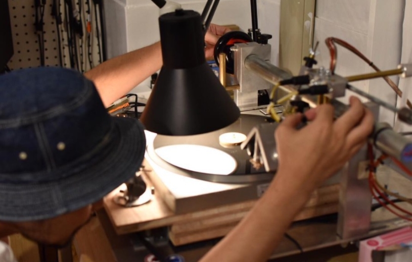 イギリスでは、レコードの売上がデジタルデータの売上を上回る