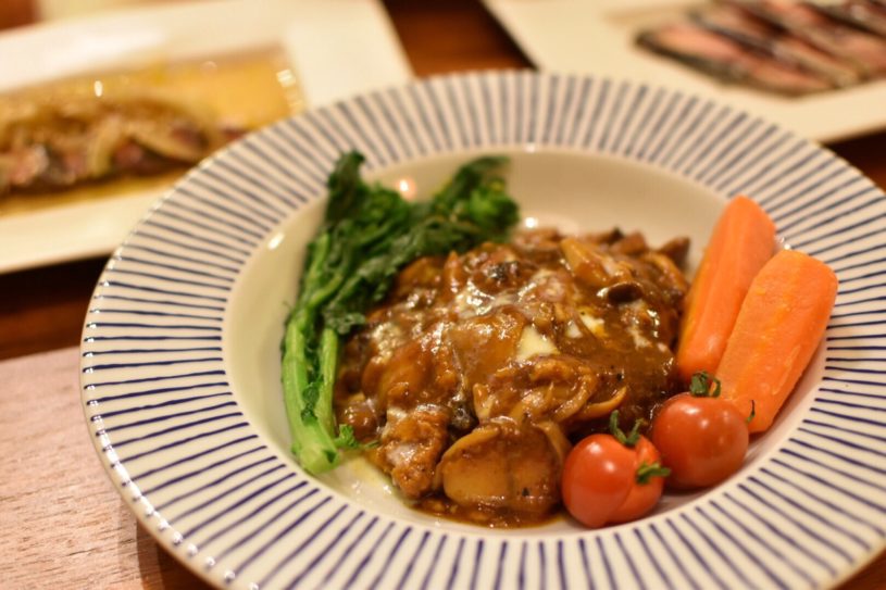 子ども頃からずっとこの味！きのこの煮込みハンバーグのレシピ