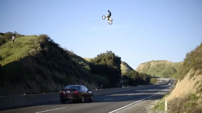 高速道路の上をダートバイクで飛び越えるｗｗｗ