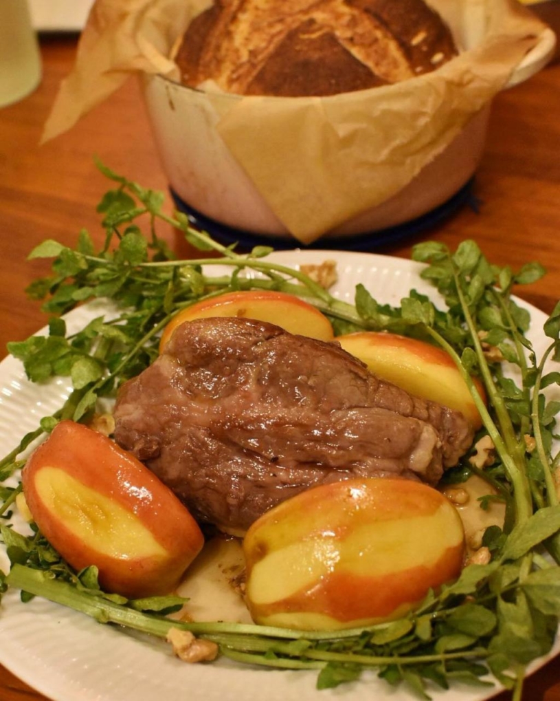 りんごと豚肉のオーブン焼き作ってもらったよ。美味しかったー！ #りんごと豚肉 #オーブン焼き