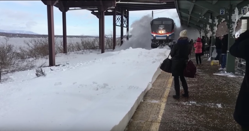 線路に大量の雪が積もったところに到着した電車がすごいｗｗｗｗｗ