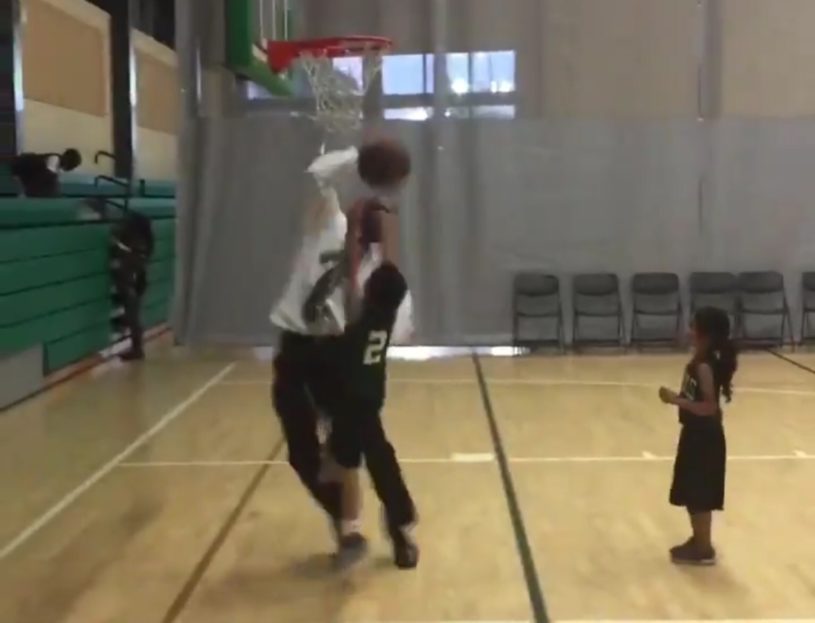 子供のバスケボールの試合で大間違い。「ノーノーノー」と叫ぶコーチ