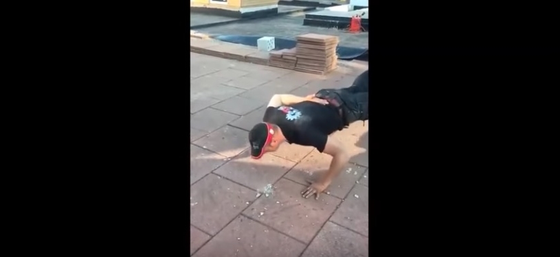 【裏技】片手腕立て伏せを軽々こなす男