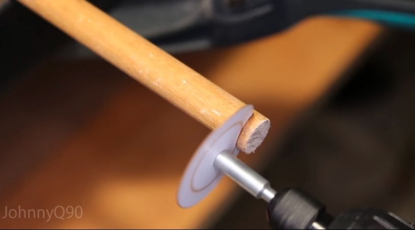 紙を電動のねじ回しにくっつけると木も切れるぞ