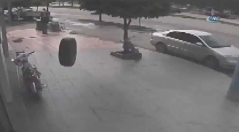 車のタイヤが外れた→監視カメラは見ていたｗｗｗｗ