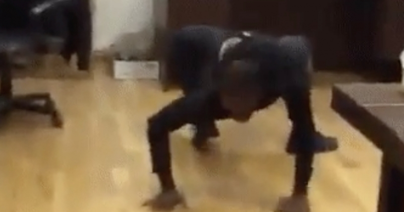 どうなってるんだ・・体が柔らかすぎる男