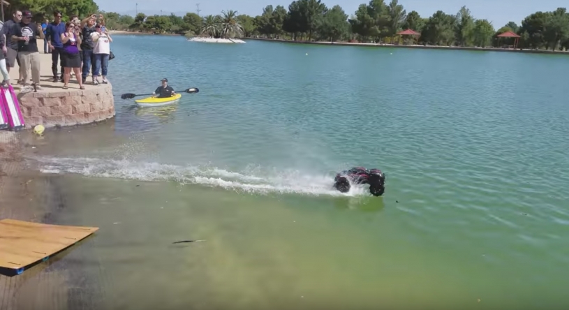 水の上を走り抜けるラジコンがすごいぞｗｗｗｗｗ