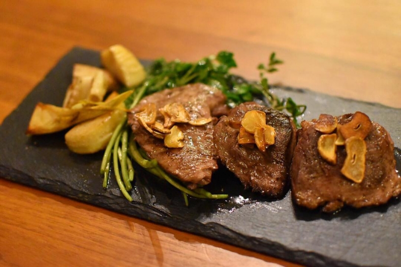 マグロ頰肉のステーキを作ってもらったよ！ 購入:#三崎漁港 #マグロ頰肉 調理方法#マグロステーキ #にんにくバター