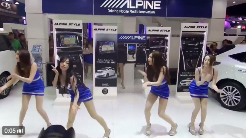 タイ人コンパニオンのダンスが謎の中毒性で話題に