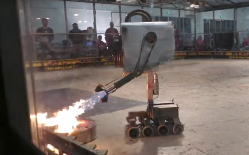 【ロボットバトル】炎で燃やし壊すロボVS回転して破壊するロボット