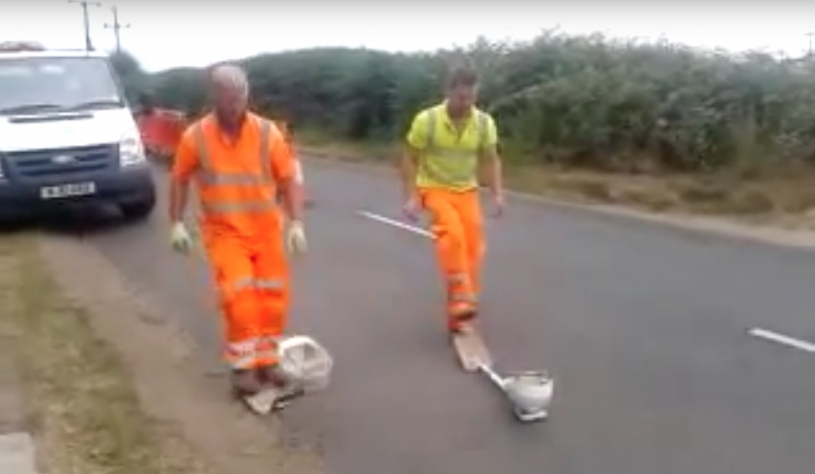 スコップを踏んでヘルメットを飛ばし被るチャレンジみごとに２人が失敗ｗｗｗ