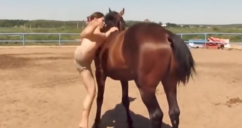 【紳士な馬】飛び乗ろうとする人間に対してやさしくおもてなしをする馬が話題に