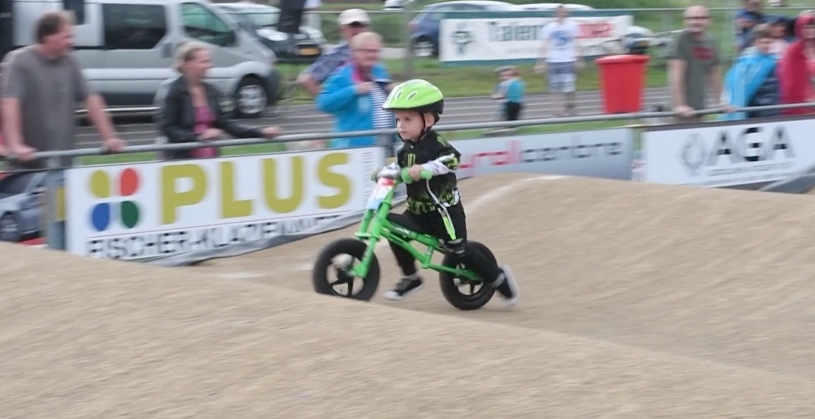 子供用の自転車レース、勝利とはなにかと考えさせられる映像