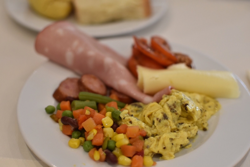 モトブンのホテルカステルの朝食は、トリュフ入りオムレツ