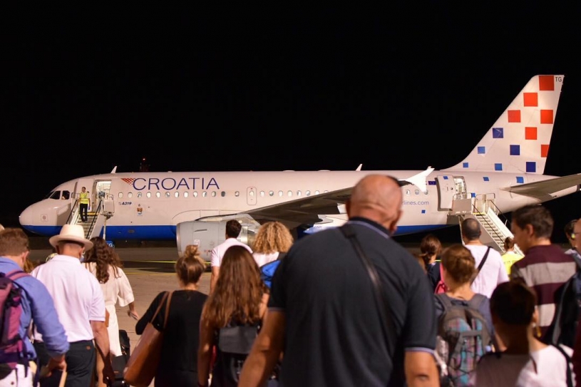 プーラから一週間に一回しかでないドゥブロヴニク行きの飛行機✈️ #飛行機 #クロアチア #プーラ