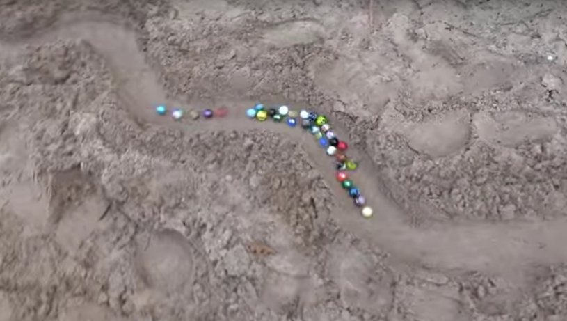 どのビー玉が一番最初にゴールするでしょうか？ビー玉を転がす動画がついつい最後までみてしまう。