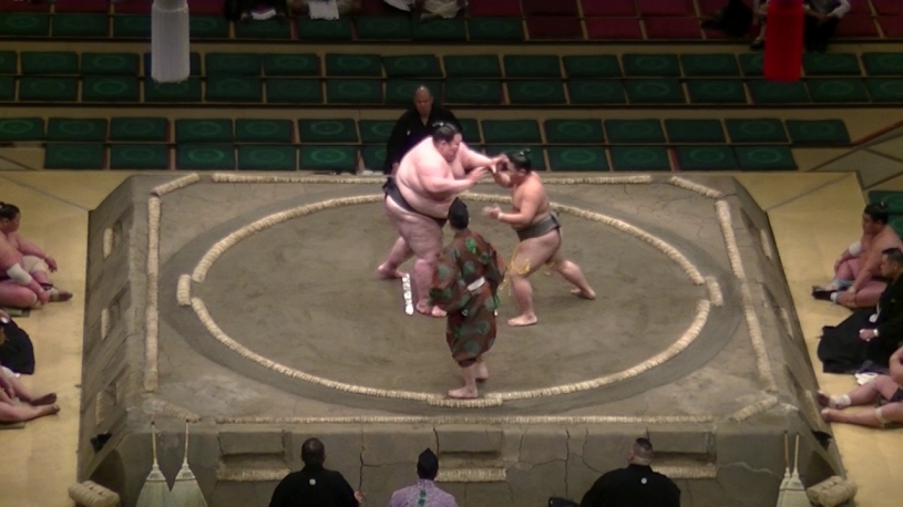 270kg最重量力士に挑む小さな体の力士の対戦、様々な奇襲攻撃で勝利！