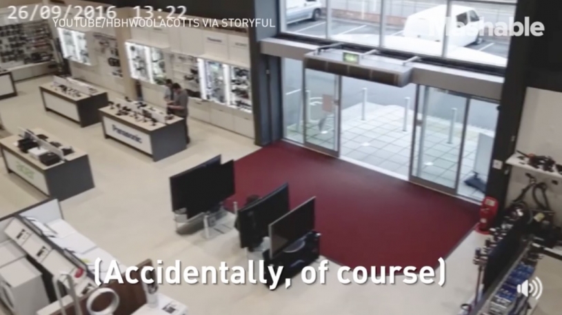 一瞬で４台のテレビを壊してしまってがっかりする様子が話題に