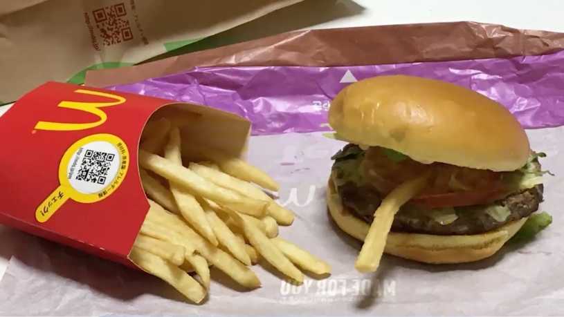 ハンバーガーがポテトを食べている様子をスマホで動画にした作品が話題に！